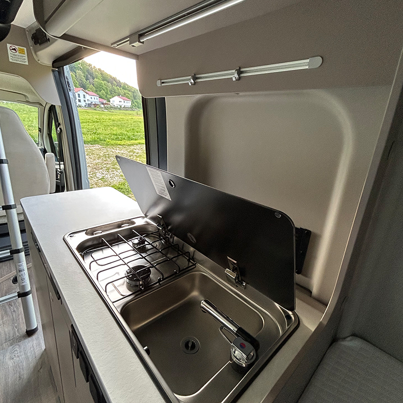 Kochbereich des Carado Campervan 600 Pro