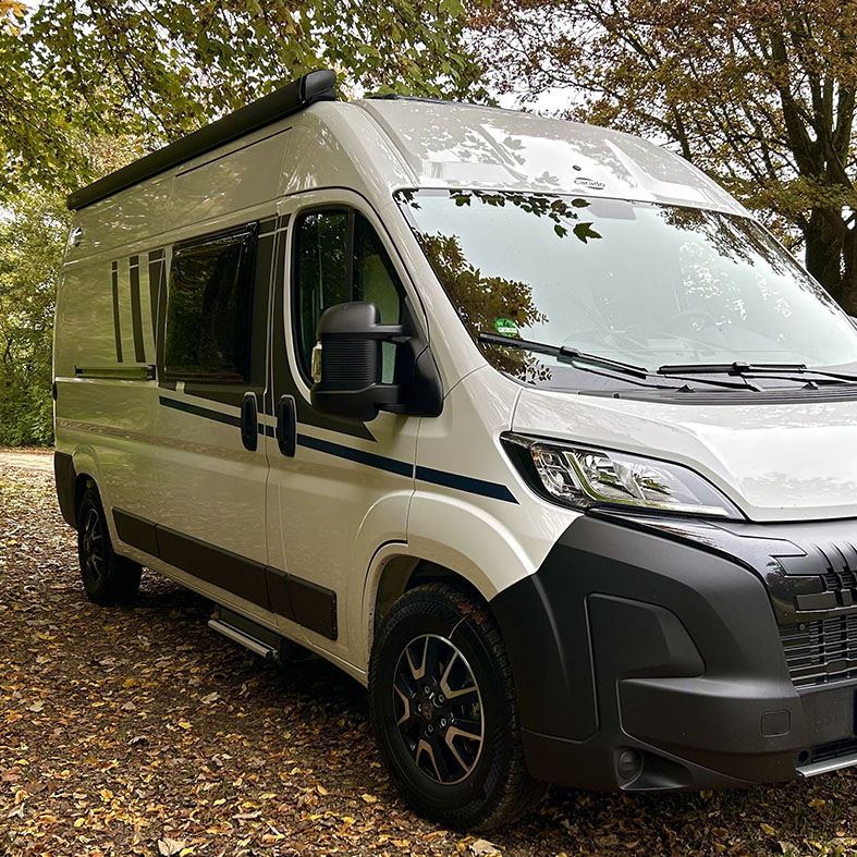 Vorderansicht mit Markise des Carado Campervan 600
