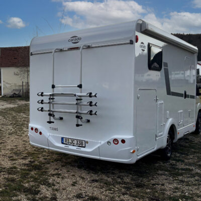 Rückansicht mit Markise des Carado T 338S